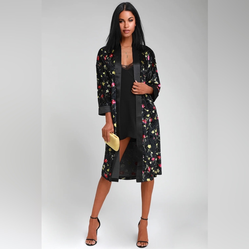 Lulus Good‎ Luxe Charm Women’s Small Black Pink Floral Print Velvet Kimono Robe